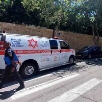 Les ambulanciers arrivant sur les lieux d'une explosion de grenade qui a blessé un homme à Herzliya, le 6 juillet 2025. (Crédit : Magen David Adom)