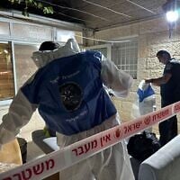 La police sur les lieux où une fillette de 3 ans a été poignardée à mort et son père arrêté comme principal suspect, à Sur Baher, le 7 juillet 2025. (Crédit : Police israélienne)