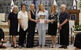 Les auteurs du rapport du Projet Dinah sur la violence sexuelle le 7 octobre et au-delà photographiés avec la Première Dame Michael Herzog (au centre) à la Résidence présidentielle, à Jérusalem, le 8 juillet 2025. (Crédit : Itzik Biran)