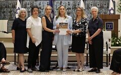 Les auteurs du rapport du Projet Dinah sur la violence sexuelle le 7 octobre et au-delà photographiés avec la Première Dame Michael Herzog (au centre) à la Résidence présidentielle, à Jérusalem, le 8 juillet 2025. (Crédit : Itzik Biran)
