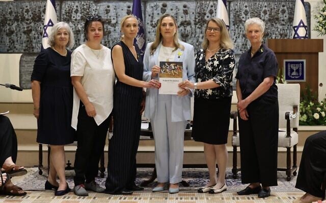 Les auteurs du rapport du Projet Dinah sur la violence sexuelle le 7 octobre et au-delà photographiés avec la Première Dame Michael Herzog (au centre) à la Résidence présidentielle, à Jérusalem, le 8 juillet 2025. (Crédit : Itzik Biran)