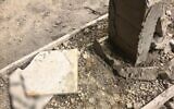 Une tombe endommagée dans un cimetière près de la Vieille Ville de Jérusalem, après l'arrestation de deux adolescents soupçonnés d'avoir vandalisé et endommagé le cimetière, le 11 juillet 2025. (Crédit : Police israélienne)