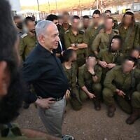 Le Premier ministre Benjamin Netanyahu (non flouté) rencontre des troupes de la Brigade Hasmonéenne au camp de Tebetz dans la région de la vallée du Jourdain en Cisjordanie, le 15 juillet 2025. (Crédit : Haim Zach/GPO)