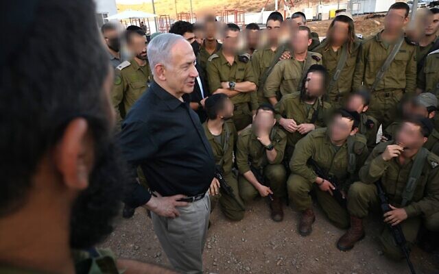 Le Premier ministre Benjamin Netanyahu (non flouté) rencontre des troupes de la Brigade Hasmonéenne au camp de Tebetz dans la région de la vallée du Jourdain en Cisjordanie, le 15 juillet 2025. (Crédit : Haim Zach/GPO) Le Premier ministre Benjamin Netanyahu (non flouté) rencontre des troupes de la Brigade Hasmonéenne au camp de Tebetz dans la région de la vallée du Jourdain en Cisjordanie, le 15 juillet 2025. (Crédit : Haim Zach/GPO)