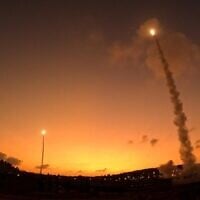 Le système de défense antimissile Arrow tirant un missile intercepteur durant de l'Opération « Rising Lion » en juin, sur une photo publiée le 17 juillet 2025. (Crédit : Ministère de la Défense)
