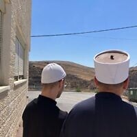 Deux hommes ayant traversé la frontière syrienne, de retour en Israël, à Majdal Shams le 17 juillet 2025. Crédit : Diana Bletter/Times of Israel)