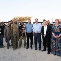 Le ministre des Finances Bezalel Smotrich et la ministre des Implantations et des Missions nationales Orit Strock assistent à une cérémonie pour la remise de véhicules tout-terrain et d'autres équipements sécuritaires et logistiques à des avant-postes agricoles illégaux en Cisjordanie, dans l'implantation de Sde Ephraim, le 27 juillet 2025. (Crédit : Shahar Cohen/Département du porte-parole du Conseil régional de Benjamin)