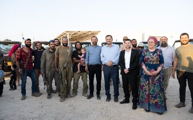 Le ministre des Finances Bezalel Smotrich et la ministre des Implantations et des Missions nationales Orit Strock assistent à une cérémonie pour la remise de véhicules tout-terrain et d'autres équipements sécuritaires et logistiques à des avant-postes agricoles illégaux en Cisjordanie, dans l'implantation de Sde Ephraim, le 27 juillet 2025. (Crédit : Shahar Cohen/Département du porte-parole du Conseil régional de Benjamin)