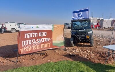 Un véhicule tout-terrain remis par le ministère des Implantations et des Missions nationales à un avant-poste agricole illégal de Cisjordanie, dans la région du Gush Etzion, le 28 juillet 2025. (Autorisation du service de communication du Conseil régional du Gush Etzion) Un véhicule tout-terrain remis par le ministère des Implantations et des Missions nationales à un avant-poste agricole illégal de Cisjordanie, dans la région du Gush Etzion, le 28 juillet 2025. (Autorisation du service de communication du Conseil régional du Gush Etzion)