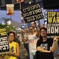 Des manifestants réclament un cessez-le-feu et la libération des otages, sur Begin Road à Tel Aviv, le 29 juillet 2025. (Crédit : Yoav Loeff/Mouvement de protestation pro-démocratie)