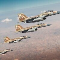 Des chasseurs F-15 de l'armée de l'air israélienne survolent Israël en route pour effectuer des frappes en Iran, dans une photo publiée le 25 juin 2025. (Crédit : Armée israélienne)