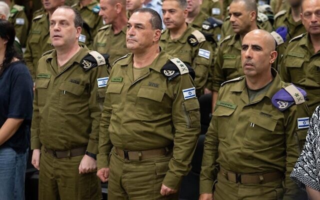 Le chef sortant de la Direction des opérations de Tsahal, le major-général Oded Basiuk (à gauche), le chef d'état-major, le lieutenant-général Eyal Zamir (au centre), et le nouveau chef de la direction, le major-général Itzik Cohen (à droite) lors d'une cérémonie de passation de commandement au quartier général de Tsahal à Tel Aviv, le 3 juillet 2025. (Tsahal)