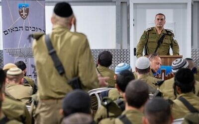Le chef d'état-major de l'armée israélienne, le lieutenant-général Eyal Zamir, s'adressant aux membres de la brigade ultra-orthodoxe « Les Hasmonéens », à la base d'entraînement de la brigade, le 6 juillet 2025. (Crédit : Armée israélienne)