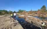 Les membres de l'équipe de ZAKA analysent les schémas hydrologiques dans la région de Hill Country, au Texas, après les crues soudaines qui ont fait plus de 135 morts en juillet 2025. (Crédit : ZAKA)