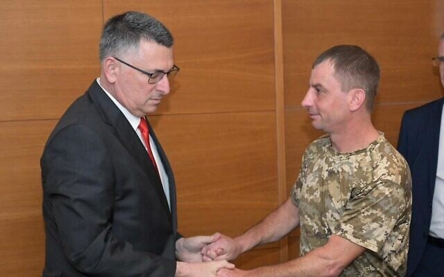 Le ministre des Affaires étrangères Gideon Saar rencontrant Artem Borik, dont la famille a été tuée dans une frappe iranienne, à Kiev, en Ukraine, le 23 juillet 2025. (Crédit : Shlomi Amselam/GPO) Le ministre des Affaires étrangères Gideon Saar rencontrant Artem Borik, dont la famille a été tuée dans une frappe iranienne, à Kiev, en Ukraine, le 23 juillet 2025. (Crédit : Shlomi Amselam/GPO)