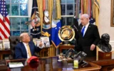 Le président américain Donald Trump, à gauche, rencontre le Premier ministre Benjamin Netanyahu à la Maison Blanche, le 8 juillet 2025. (Crédit : Avi Ohayon/GPO)
