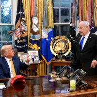 Le président américain Donald Trump, à gauche, rencontre le Premier ministre Benjamin Netanyahu à la Maison Blanche, le 8 juillet 2025. (Crédit : Avi Ohayon/GPO)