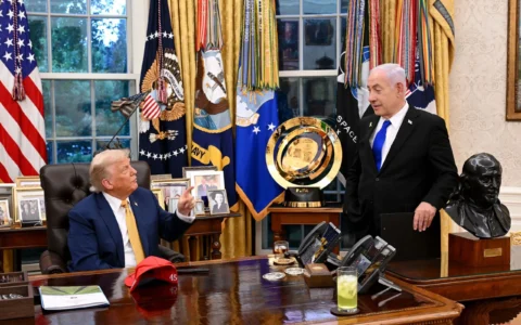 Le président américain Donald Trump, à gauche, rencontre le Premier ministre Benjamin Netanyahu à la Maison Blanche, le 8 juillet 2025. (Crédit : Avi Ohayon/GPO)