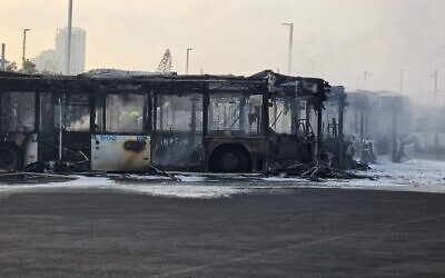 Les bus qui ont pris feu après l'incendie de la gare routière de Bat Yam, le 26 juillet 2025. (Crédit : Magen David Adom) Les bus qui ont pris feu après l'incendie de la gare routière de Bat Yam, le 26 juillet 2025. (Crédit : Magen David Adom)