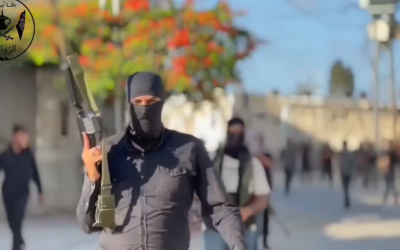 Un tireur du clan Abu Ziyad, apparaissant dans une vidéo au mois de juin 2025. (Capture d'écran)