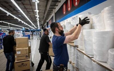 Vaisselle jetable en plastique en vente dans un supermarché à Givat Shaul, Jérusalem, le 27 octobre 2021. (Crédit : Yonatan Sindel / Flash90)
