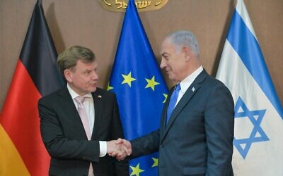 Le Premier ministre Benjamin Netanyahu (à droite) rencontre le ministre des Affaires étrangères allemand, Johann Wadephul, au bureau du Premier ministre à Jérusalem, le 11 mai 2025. (Crédit : Kobi Gideon/GPO)
