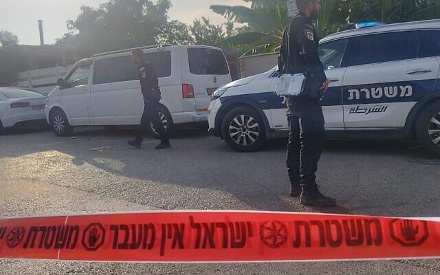 Illustration : Scène d'une fusillade mortelle, à Lod, le 23 juillet 2025. (Crédit : Police israélienne)