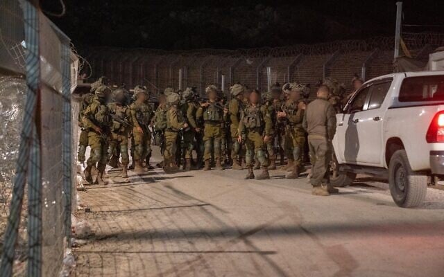 Des soldats de l'armée israélienne déployés à la frontière syrienne près de la ville druze de Majdal Shams, sur le plateau du Golan, au petit matin du 19 juillet 2025. (Crédit : Armée israélienne)