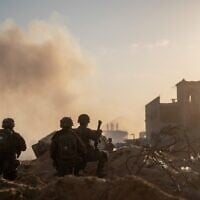 Des soldats de la brigade Kfir de l'armée israélienne en opération à Khan Younès, dans le sud de la bande de Gaza, sur une photo publiée le 15 juillet 2025. (Crédit : Armée israélienne)