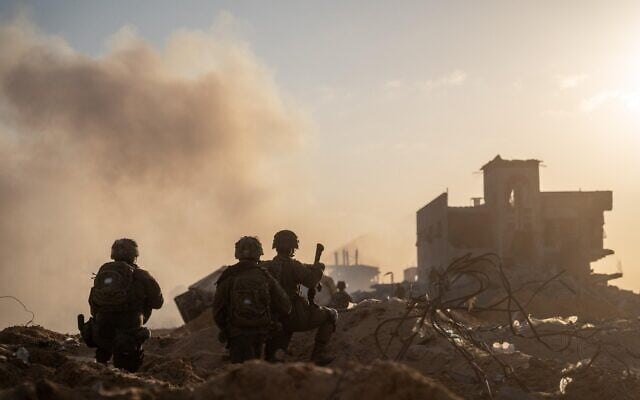 Des soldats de la brigade Kfir de l'armée israélienne en opération à Khan Younès, dans le sud de la bande de Gaza, sur une photo publiée le 15 juillet 2025. (Crédit : Armée israélienne)