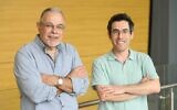 Le Pr. Michael Fainzilber (à gauche) et le Dr. Eitan Erez Zahavi de l'Institut Weizmann. (Crédit : Institut Weizmann)