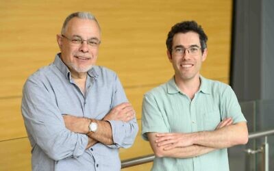 Le Pr. Michael Fainzilber (à gauche) et le Dr. Eitan Erez Zahavi de l'Institut Weizmann. (Crédit : Institut Weizmann)