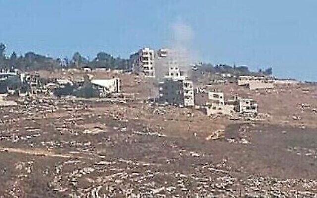 De la fumée s'élève du site signalé d'une frappe aérienne israélienne sur le village de Wata al-Khiam, dans le sud du Liban, le 12 juillet 2025. (Capture d'écran)