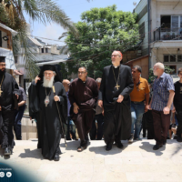Le patriarche latin de Jérusalem, le cardinal Pierbattista Pizzaballa (au centre à droite) et le patriarche orthodoxe Theophilus III (au centre à gauche) rendent visite aux chrétiens de Gaza après l'attaque meurtrière contre la seule église catholique de l'enclave, le 18 juillet 2025. (Crédit : Patriarcat latin de Jérusalem)