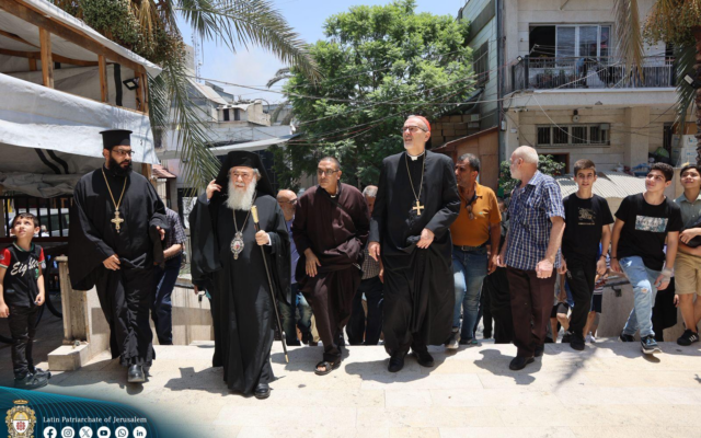 Le patriarche latin de Jérusalem, le cardinal Pierbattista Pizzaballa (au centre à droite) et le patriarche orthodoxe Theophilus III (au centre à gauche) rendent visite aux chrétiens de Gaza après l'attaque meurtrière contre la seule église catholique de l'enclave, le 18 juillet 2025. (Crédit : Patriarcat latin de Jérusalem)