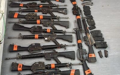 Des armes de contrebande saisies par les forces de défense israéliennes le long de la frontière israélo-égyptienne, sur une photo publiée le 2 juillet 2025. (Crédit : Armée israélienne)