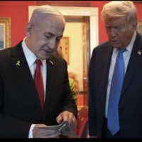Le Premier ministre Benjamin Netanyahu (à gauche) remettant au président américain Donald Trump un étui à mezouza en forme de bombardier B-2, à la Maison Blanche, le 7 juillet 2025. (Crédit : Capture d'écran/GPO)