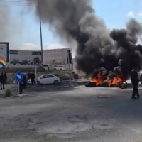 Des Israéliens druzes incendiant des pneus de voiture et bloquant des routes pour protester contre les affrontements meurtriers qui ont eu lieu le 15 juillet 2025 dans le sud de la Syrie entre des milices druzes et des clans bédouins. (Crédit : Capture d'écran/Facebook)