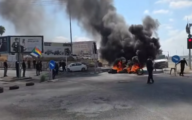 Des Israéliens druzes incendiant des pneus de voiture et bloquant des routes pour protester contre les affrontements meurtriers qui ont eu lieu le 15 juillet 2025 dans le sud de la Syrie entre des milices druzes et des clans bédouins. (Crédit : Capture d'écran/Facebook)