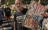 Yoav Peck, militant anti-guerre, participe au rassemblement hebdomadaire de Jérusalem appelant à la libération des otages détenus par le Hamas à Gaza, le 26 juillet 2025. (Crédit : Jeremy Sharon/The Times of Israel)