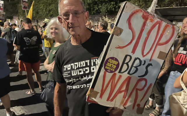 Yoav Peck, militant anti-guerre, participe au rassemblement hebdomadaire de Jérusalem appelant à la libération des otages détenus par le Hamas à Gaza, le 26 juillet 2025. (Crédit : Jeremy Sharon/The Times of Israel)