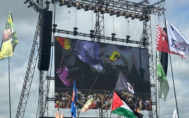 Le drapeau du festival Supernova de Michael Garcia apparaît sur l’écran géant du festival de Glastonbury, à Worthy Farm, en juin 2025. (Crédit : Autorisation)