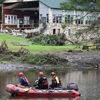 Une équipe de recherche et de sauvetage cherche des personnes le long de la rivière Guadalupe près d'un bâtiment endommagé au Camp Mystic à Hunt, Texas, le 7 juillet 2025, à la suite de graves inondations soudaines qui se sont produites pendant le week-end du 4 juillet. (Crédit : RONALDO SCHEMIDT / AFP)