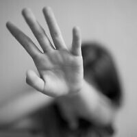 Photo d'Illustration : Une victime de violences conjugales et d'abus. (Crédit : snob/Shutterstock.com)