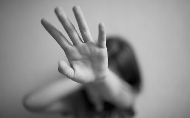 Photo d'Illustration : Une victime de violences conjugales et d'abus. (Crédit : snob/Shutterstock.com)
