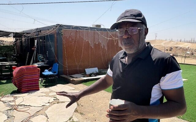 Najib Abu Gharbiyeh devant le centre communautaire de fortune de Wadi al-Naam, juin 2025. (Ariela Karmel)
