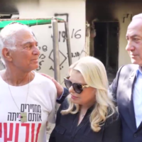 Le Premier ministre Benjamin Netanyahu et son épouse Sara avec l'otage libéré Gadi Mozes, au kibboutz Nir Oz, le 3 juillet 2025. (Capture d'écran : X))