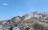 Cette capture d'écran d'une vidéo du Hamas publiée le 10 juillet 2025 montre des agents terroristes attaquant des troupes israéliennes effectuant des travaux de démolition dans le sud de Gaza, à Khan Younès, le 9 juillet 2025. (Crédit : Hamas/Telegram)