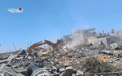 Cette capture d'écran d'une vidéo du Hamas publiée le 10 juillet 2025 montre des agents terroristes attaquant des troupes israéliennes effectuant des travaux de démolition dans le sud de Gaza, à Khan Younès, le 9 juillet 2025. (Crédit : Hamas/Telegram)