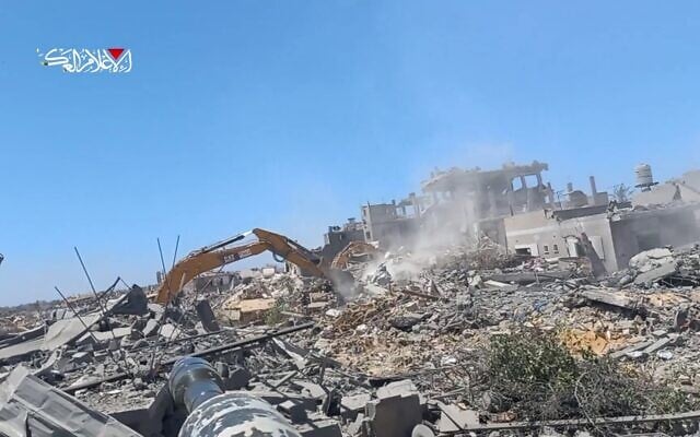 Cette capture d'écran d'une vidéo du Hamas publiée le 10 juillet 2025 montre des agents terroristes attaquant des troupes israéliennes effectuant des travaux de démolition dans le sud de Gaza, à Khan Younès, le 9 juillet 2025. (Crédit : Hamas/Telegram)